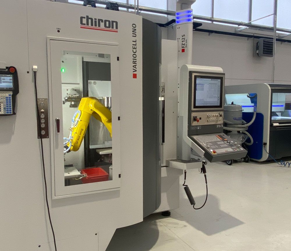 Centro di lavoro con carico robotizzato